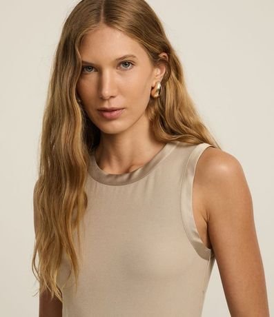 Blusa sin Manga en Punto de Viscosa con Detalle en Satén 4