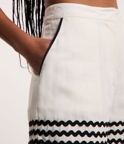 Short Corto en Viscosa y Lino con Olas Contrastantes en el Bajo 4