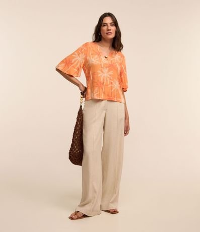 Blusa en Viscosa con Abalorio en el Cuello y Cocoteros Estampados 2