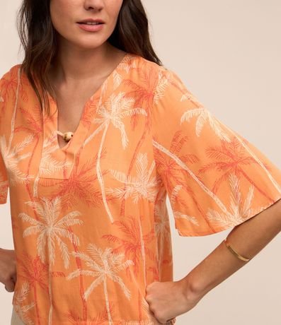 Blusa en Viscosa con Abalorio en el Cuello y Cocoteros Estampados 4