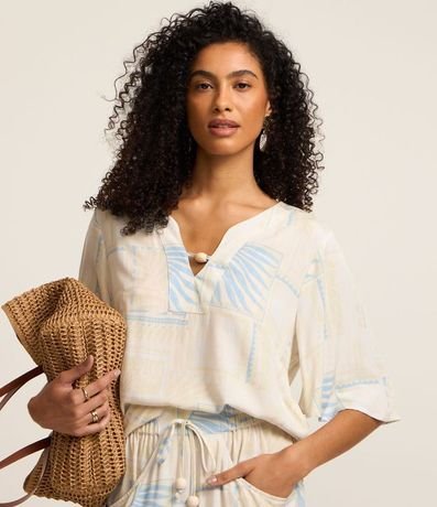 Blusa en Viscosa con Abalorio en el Cuello y Follajes Estampados