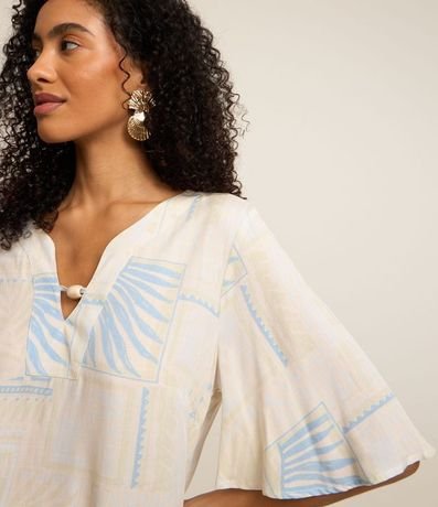 Blusa en Viscosa con Abalorio en el Cuello y Follajes Estampados 4