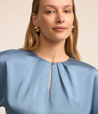 Blusa en Tejido Satinado con Pliegues en el Cuello