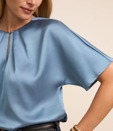 Blusa en Tejido Satinado con Pliegues en el Cuello 4