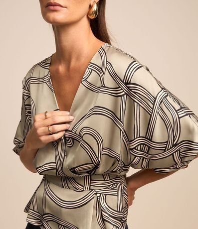 Blusa en Tela Satinada con Escote Cruzado y Estampa Abstracta