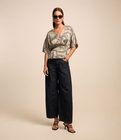 Blusa en Tela Satinada con Escote Cruzado y Estampa Abstracta 3