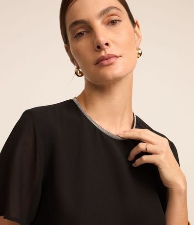 Blusa en Crepé con Brillo en el Cuello 3