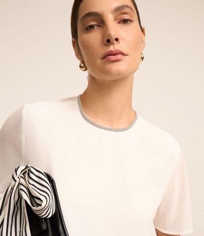 Blusa en Crepé con Brillo en el Cuello 3