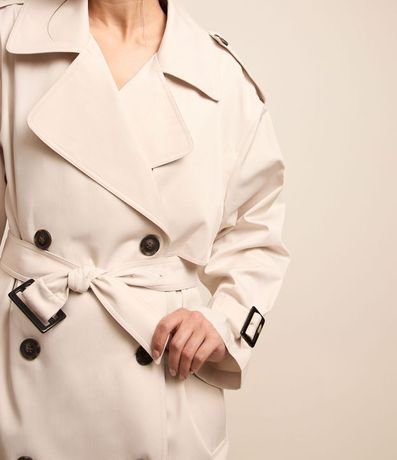 Trench Coat Corto en Gabardina con Abotonado y Cinturón 5