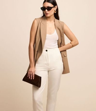 Pantalón Carrot Sastrería con Cintura Alta y Botón Contrastante 2