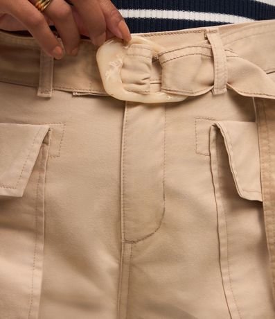 Pantalón Recto Cintura Mediana en Sarga con Bolsillo Solapa 4