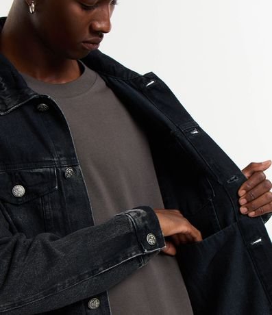 Campera Regular en Jeans Desteñido con Botones y Bolsillos en el Pecho 5