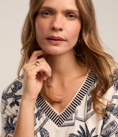 Blusa en Viscosa con Escote V y Estampa Paisaje 4