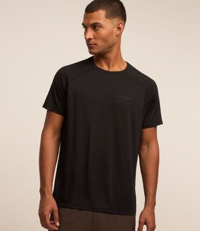 Remera Regular Deportiva en Tecnologia Dry con Estampa Alto Relieve