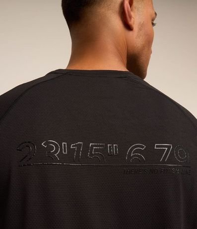 Remera Regular Deportiva en Tecnologia Dry con Estampa Alto Relieve 3