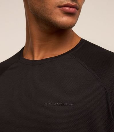Remera Regular Deportiva en Tecnologia Dry con Estampa Alto Relieve 4