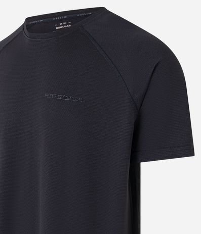 Remera Regular Deportiva en Tecnologia Dry con Estampa Alto Relieve 6