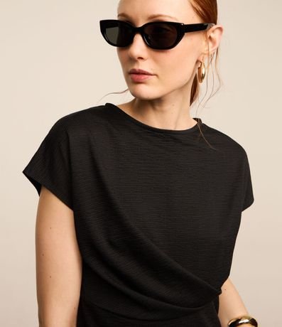 Blusa en Tela Texturizada con Detalle Delantero en la Cintura