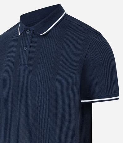 Polo Regular en Media Malla con Textura Rayada y Detalles Contrastantes 6