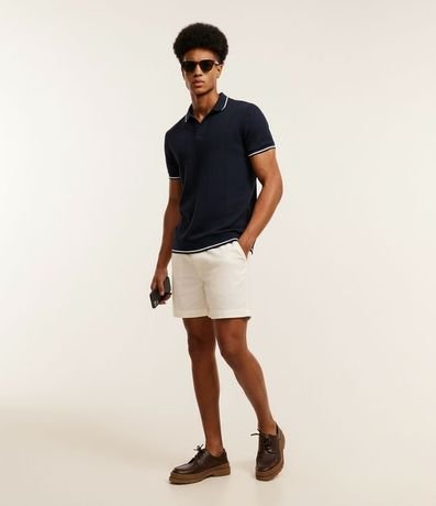 Polo Regular en Media Malla con Textura Rayada y Detalles Contrastantes