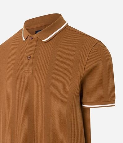 Polo Regular en Media Malla con Textura Rayada y Detalles Contrastantes 8