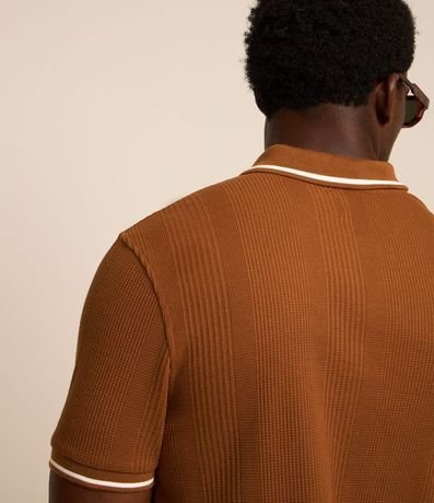 Polo Regular en Media Malla con Textura Rayada y Detalles Contrastantes 4