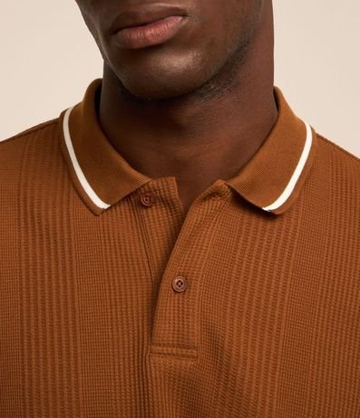 Polo Regular en Media Malla con Textura Rayada y Detalles Contrastantes 5