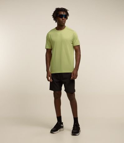 Remera Deportiva con Tecnologia Dry y Detalles Reflectantes 2