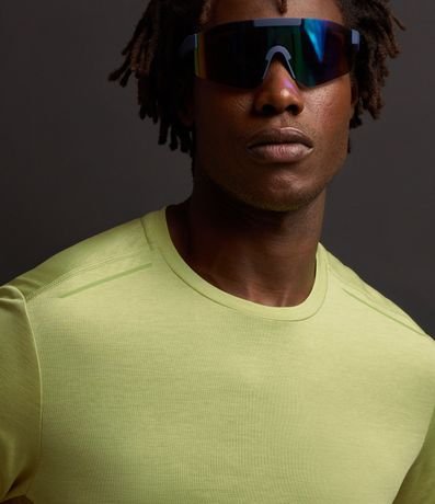 Remera Deportiva con Tecnologia Dry y Detalles Reflectantes 3