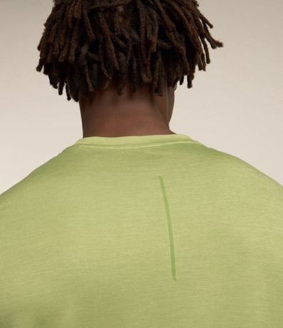 Remera Deportiva con Tecnologia Dry y Detalles Reflectantes 4