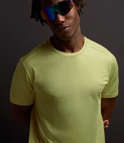 Remera Deportiva con Tecnologia Dry y Detalles Reflectantes 5