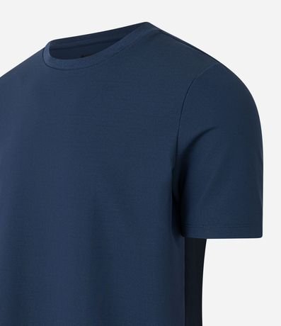 Remera Slim Maquinetada con Cuello Redondo 8