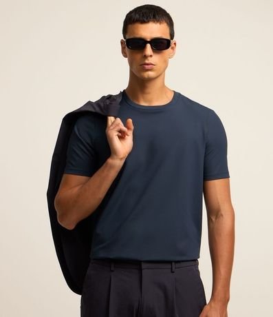 Remera Slim Maquinetada con Cuello Redondo 3
