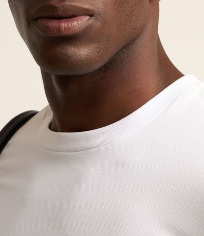 Remera Slim Maquinetada con Cuello Redondo 6