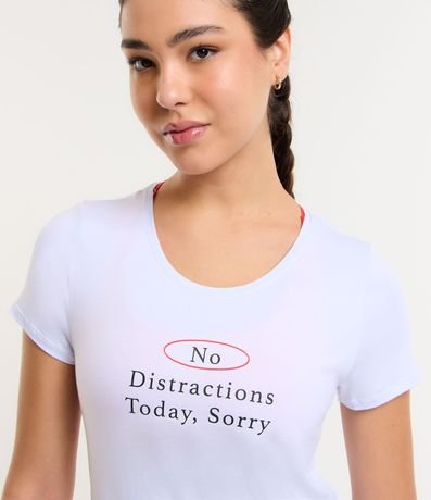 Remera Deportiva en Viscosa con Lettering No Distractions Today 4