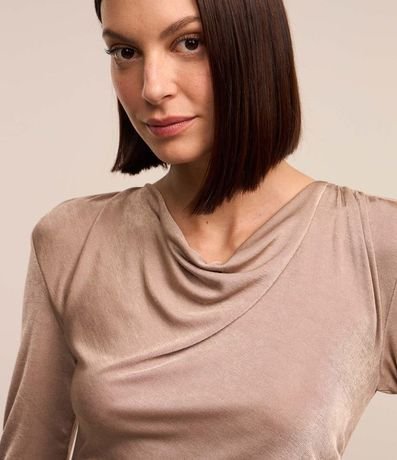 Vestido en Malla Polyvelour con Cuello Degagê y Detalle Pliegado 4