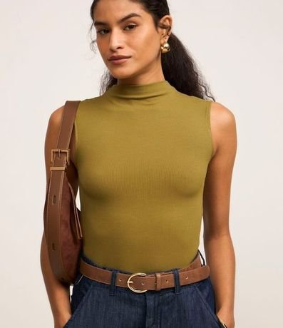 Blusa en Viscosa con Cuello Alto y Textura Acanalada