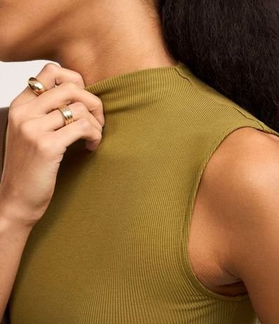 Blusa en Viscosa con Cuello Alto y Textura Acanalada 3