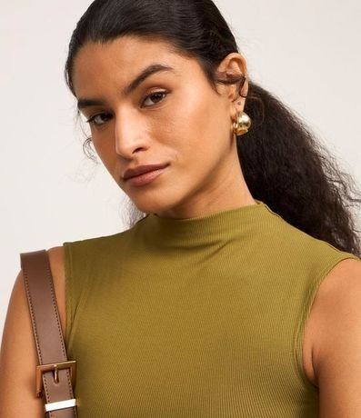 Blusa en Viscosa con Cuello Alto y Textura Acanalada 4