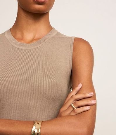 Blusa sin Manga en Punto Canelado con Cuello Redondo 3