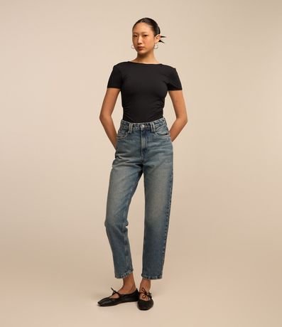 Pantalón Mom en Jeans con Lateral Desplazada y Trabillas Dobles