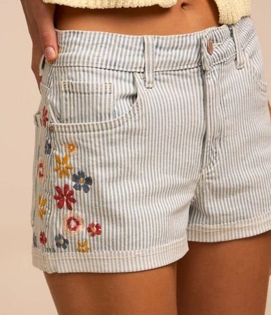 Short en Jeans Rayado con Bordado Floral y Bajo Plegado 4