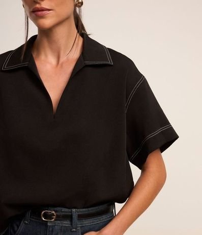 Blusa Manga Corta Sastrería con Escote V y Pespontos Contrastantes 4