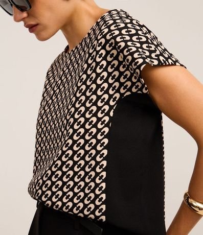 Blusa en Crepé con Contraste Lateral y Estampa Geométrico