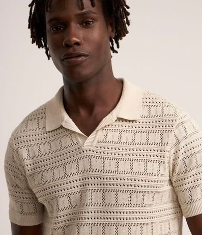Remera Polo con Textura Patchwork y Cuello en V 3