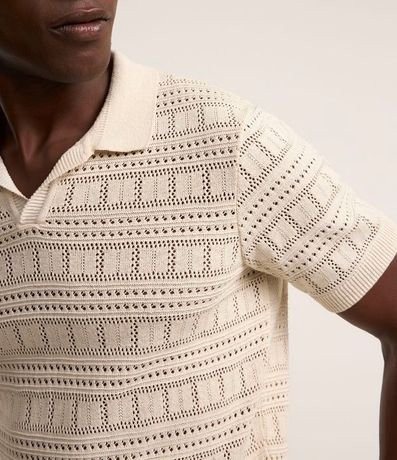 Remera Polo con Textura Patchwork y Cuello en V 4