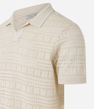 Remera Polo con Textura Patchwork y Cuello en V 6