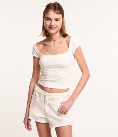 Short en Sarga con Bajo Deshilachado y Flores Bordadas 2