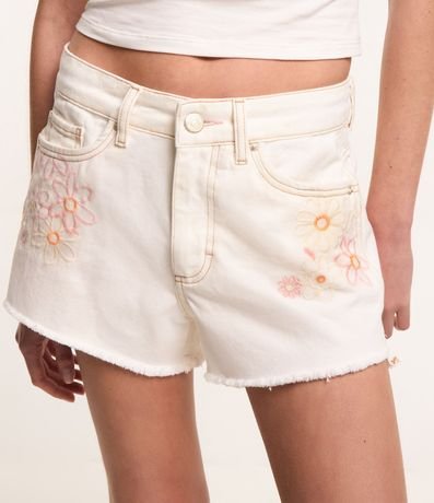 Short en Sarga con Bajo Deshilachado y Flores Bordadas 3