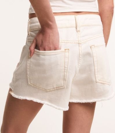 Short en Sarga con Bajo Deshilachado y Flores Bordadas 4